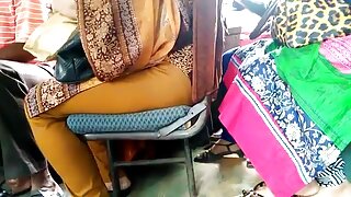 गोरी असलेली गर्लफ्रेंड ज्वेल बाथरूममध्ये तिची पुच्ची मुंडत आहे