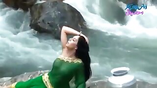 हौशी फिकट श्यामला बाथरूममध्ये सुंता न झालेला कोंबडा चोखते