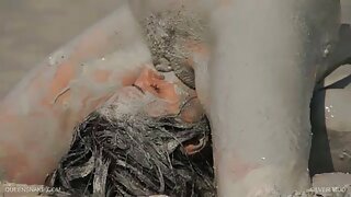 जुग्गी श्यामला बॉम्बशेल तिच्या चवदार योनीला बोटांनी घासते