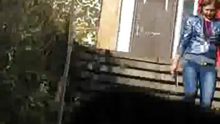 भावनिक श्यामला किशोर तिची मांजर घासते आणि डिल्डोने छेडते