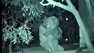 Bootylicious श्यामला coed तिची गांड आणि मांजर खडबडीत विद्यार्थ्याने चाटले