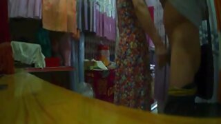 लहान स्तनांसह लहान केसांची खरी GF तिला टक्कल असलेली मांजर कुत्री बनवते