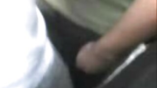 गुलाबी रंगाची श्यामला कुत्री तीन मित्रांनी तोंडात टाकली (MMMF)