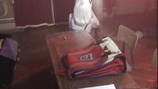 कामुक माणूस छातीच्या केसांच्या जपानी मुलीला तिच्या केसाळ मांजरचे दाढी करण्यास मदत करतो