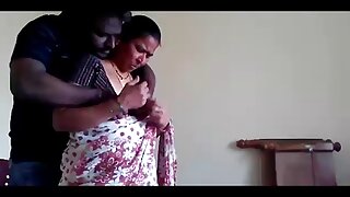 मादक अंतर्वस्त्रामध्ये गोरा जीनी ब्लोजॉब देते आणि डिक चालवते