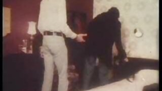 किंकी डोळा पकडणारा गोरा निम्फो फॅट डिकवर स्वार होतो आणि कुत्र्याला पोक करतो