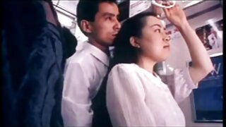 फ्लॉसी गाढव असलेल्या कामुक लेस्बियन्सना तलावाजवळ सेक्सची तीव्र भूक असते