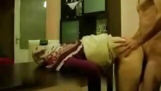 pigtails सह ओंगळ आजी fucks खडबडीत तरुण मुलगा