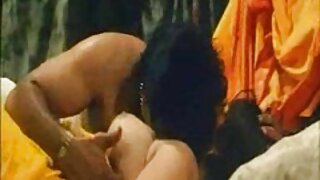 लहान स्तनाग्रांसह पुरेशी स्तन असलेली श्यामला तिची छाटलेली मांजर चोदते