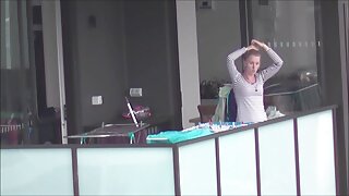 तरुण माणूस मेगा बस्टी मित्राच्या मम्मी रीगन फॉक्सचा आनंद घेतो