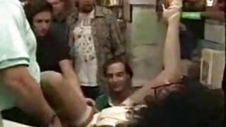 बुटीलिशियस काळी चिक पोझ देते आणि तिचे ओले रसदार कोच चाटते